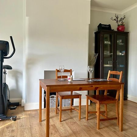 Quiet Double Bedroom With Garden View, Breakfast Hazel Grove 외부 사진